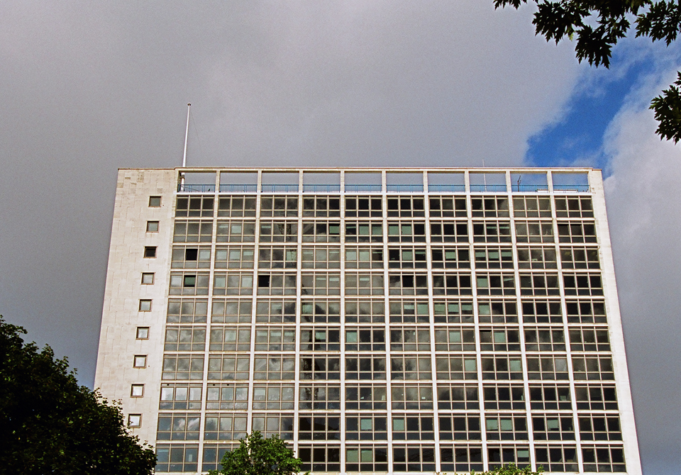 Albert Bridge House Case Studies, Mainstream Modern