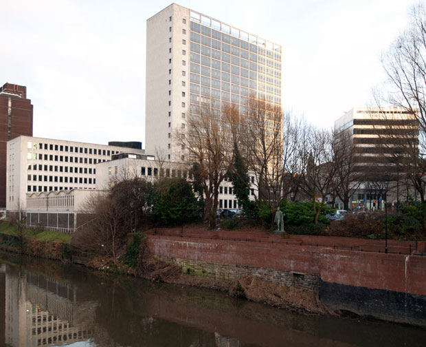 Albert Bridge House Case Studies, Mainstream Modern